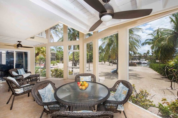 Welcome to Deja Blu! Enjoy meals on the screened lanai with tropical views. 