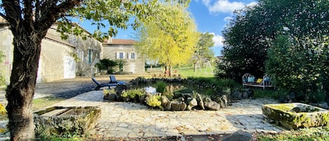 Le Pavillon au coeur de son jardin arboré