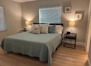 King Bed/TV