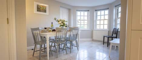 Saxon House: Light floods the dining room