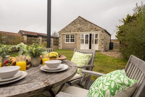 Saxon House, Harome: Outdoor seating and barbecue area