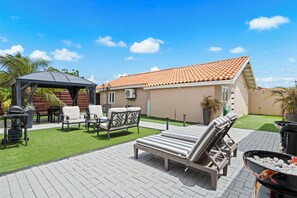 Outdoor dining area and BBQ grill - Relax and enjoy Nature