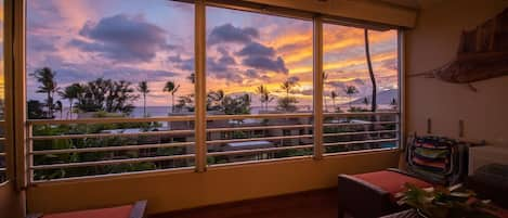 Bright Maui sunset to enjoy from the lanai