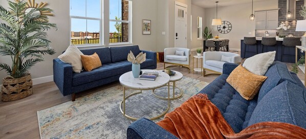 Cozy Living Area with Vaulted Ceilings and Open Floor Plan