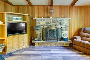 Living Room | Fireplace | Ceiling Fans | No A/C