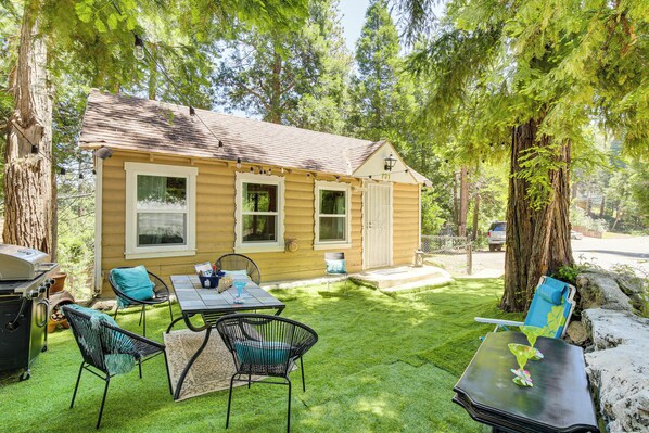 Crestline Vacation Rental | 2BR | 2BA | 739 Sq Ft | 2 Exterior Steps Required