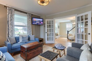 2 Living Rooms!
King Murphy Bed That Can Transform Space Into A Bedroom