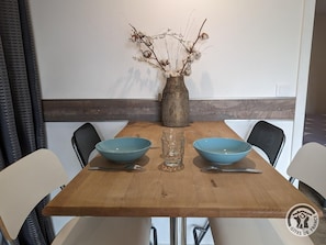 Gîte 'Sous le Marronnier' à Charly (Rhône, Métropole de Lyon, Sud de Lyon) : table dressée.