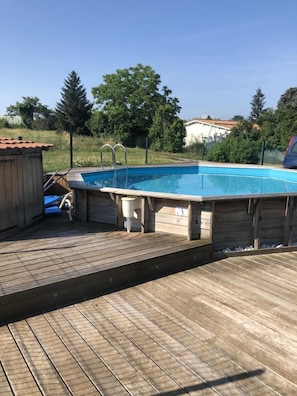 Gîte 'Sous le Marronnier' à Charly (Rhône, Métropole de Lyon, Sud de Lyon) : Piscine commune.