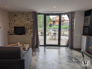 Gîte 'Sous le Marronnier' à Charly (Rhône, Métropole de Lyon, Sud de Lyon) : séjour ouvrant sur la terrasse.