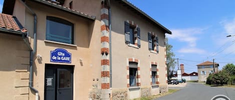 'Gîte de la Gare' à Monsols / Deux Grosnes (Rhône - Haut Beaujolais, à proximité du Col de Crie et du Mont St Rigaud) : hébergement aménagé dans une ancienne gare.