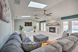 Cozy Living Room w/ Fireplace