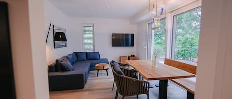 Ferienwohnung "Bootsanleger", 72qm, 2 Schlafräume, max 4 Personen-Wohnzimmer