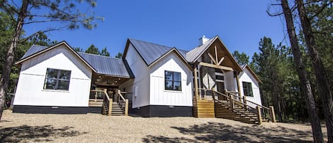 Main Cabin and Adjoining Game House with air hockey, loft and retro video games!