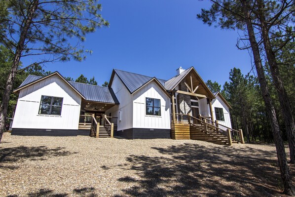 Main Cabin and Adjoining Game House with air hockey, loft and retro video games!