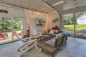 Living Space | Pet Friendly w/ Fee | Coffee Bar | Free WiFi