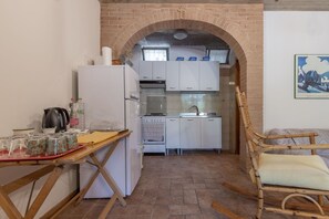 Cabinetry, Möbel, Eigentum, Gebäude, Tabelle, Countertop, Holz, Küchengerät, Interior Design, Küche