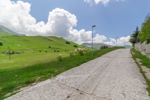 Wolke, Himmel, Pflanze, Berg, Natürliche Landschaft, Strassenbelag, Asphalt, Grundstueck, Steigung, Strassenlicht