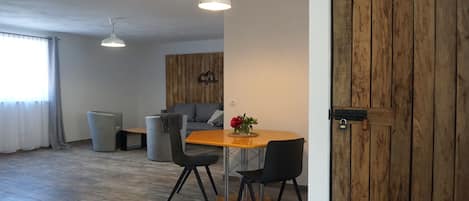 Ferienwohnung 55qm, 1 Schlafzimmer + 1 Wohn-/Schlafzimmer, max. 4 Personen-Ess- Wohnbereich