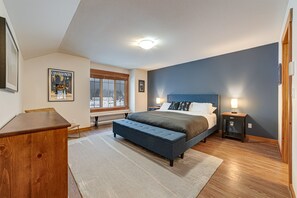 Master King with Spa-Like Ensuite l Upper Floor