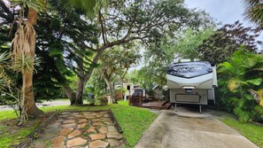 NEW! 2Bed/2Ba RV Rental at River Ranch w/ Golf Cart! 251 (1940)