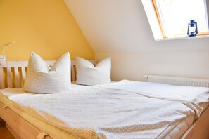 Doppelbett unter dem Dachfensterm im 1. OG