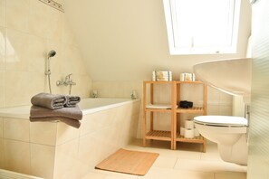 Badezimmer mit Badewanne im 1. OG