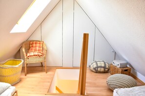 Zugang zum Dachgeschoss mit Sitzflaeche