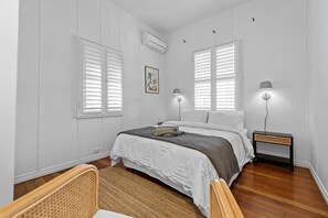 Super comfy Queen Bed, Overhead Fan + Air-Con