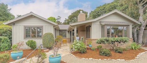 Welcome to "On A Lark"! Carmel Cottage Near Ocean Avenue