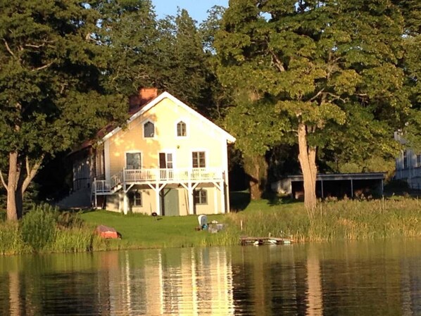 stuga direkt vid sjön (på herrgården; med båt)
