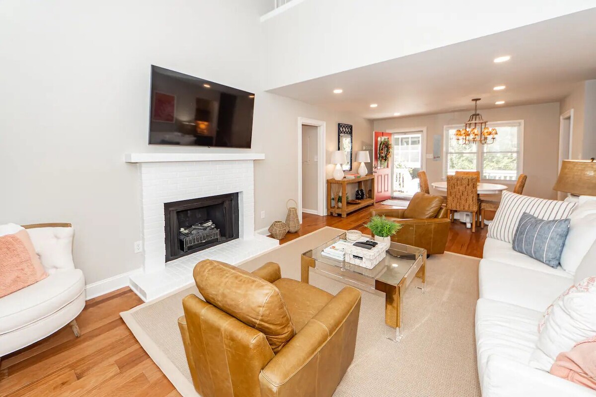 Cottage on golf course, 5 minutes to beach, sleeps 8.
