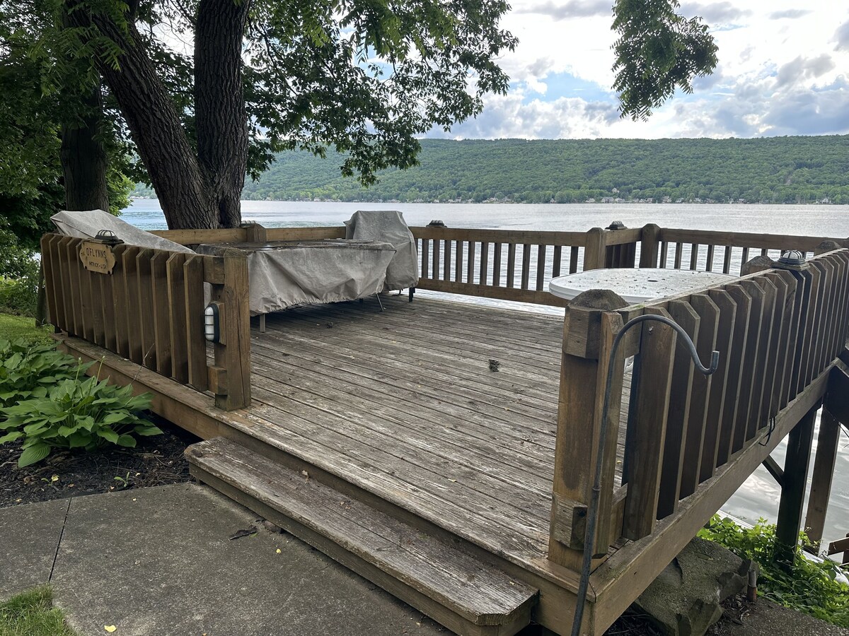 Lovely Honeoye Lake home w/gorgeous sunsets! Family Friendly-Deck, dock, kayaks!