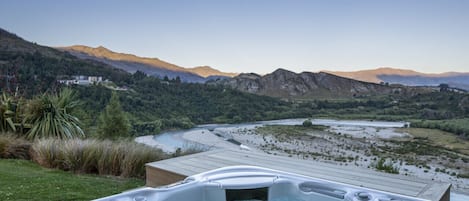 Hot tub with views over the river and mountains