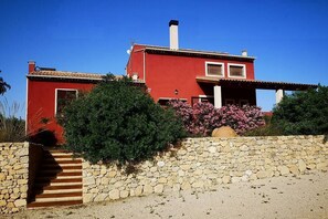 House view with west terrace 