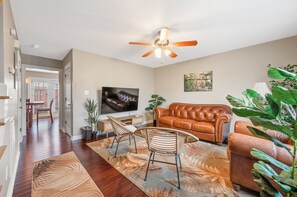 Living Room: Stylish leather seating and warm lighting create the perfect hangout vibe!