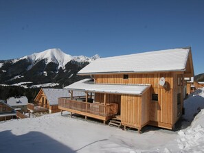 Stugans exteriör [vinter]