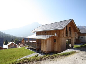 Stugans exteriör [sommar]