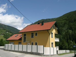 Stugans exteriör [sommar]