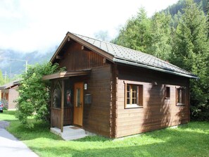 Stugans exteriör [sommar]