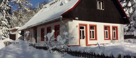 Außenseite Ferienhaus [Winter]