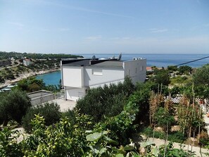 Stugans exteriör [sommar]