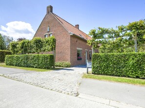 Stugans exteriör [sommar]