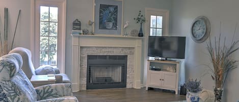 Living Room with Flat Screen TV (Fireplace not for Guest Use)