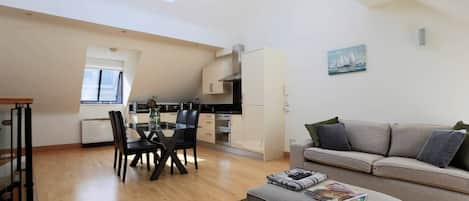 Light, spacious and beautifully furnished mews in Dublin 2 