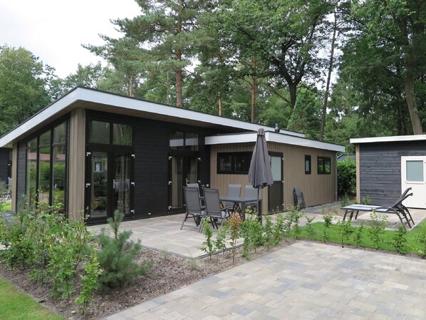 Stugans exteriör [sommar]