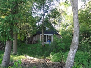 Stugans exteriör [sommar]
