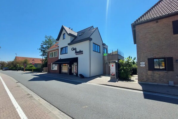 Stugans exteriör [sommar]