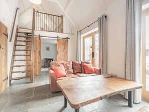 Open plan living space | The Red Rooster - Milton End Farm Barns, Arlingham, near Frampton-on-Severn