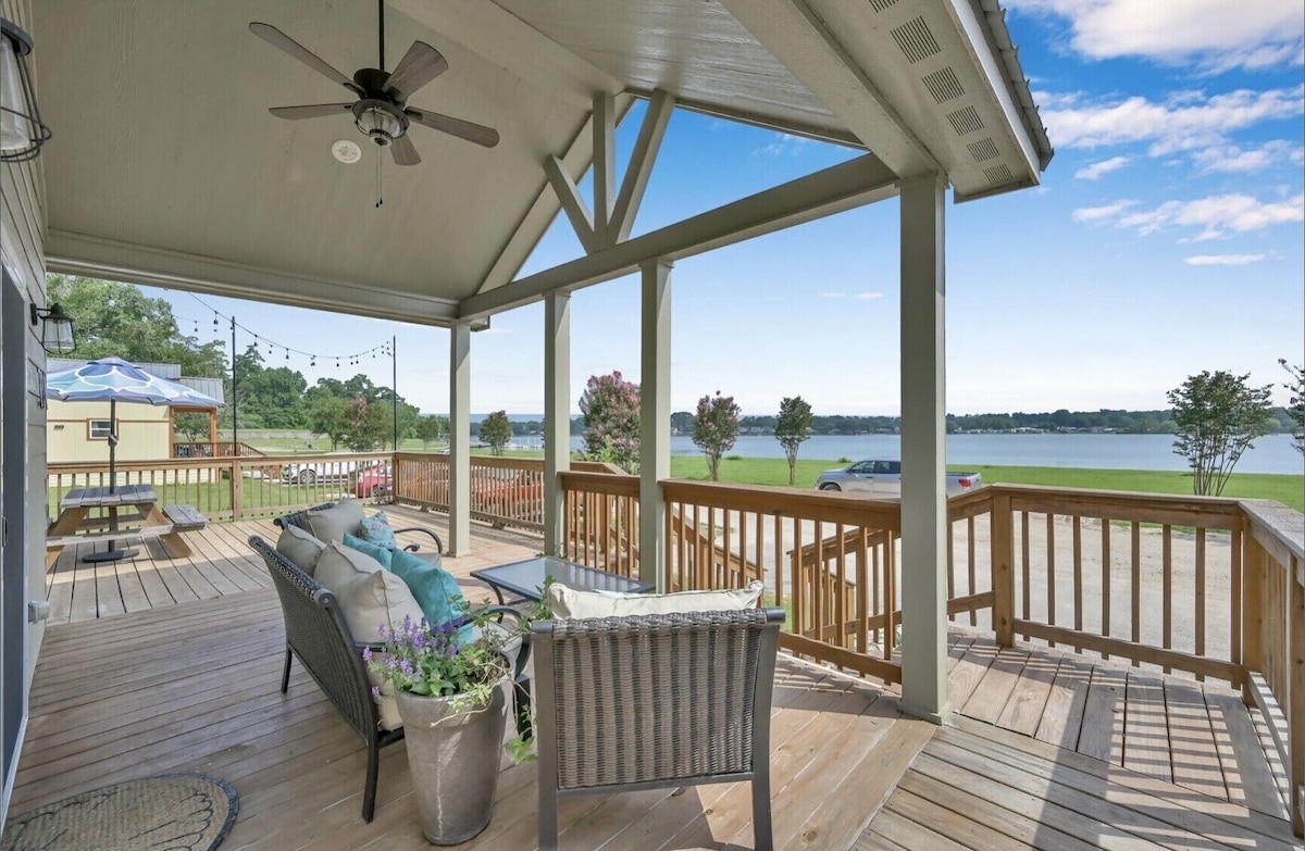 Eclectic Mix Of Marilyn, Artwork, and Southern Charm